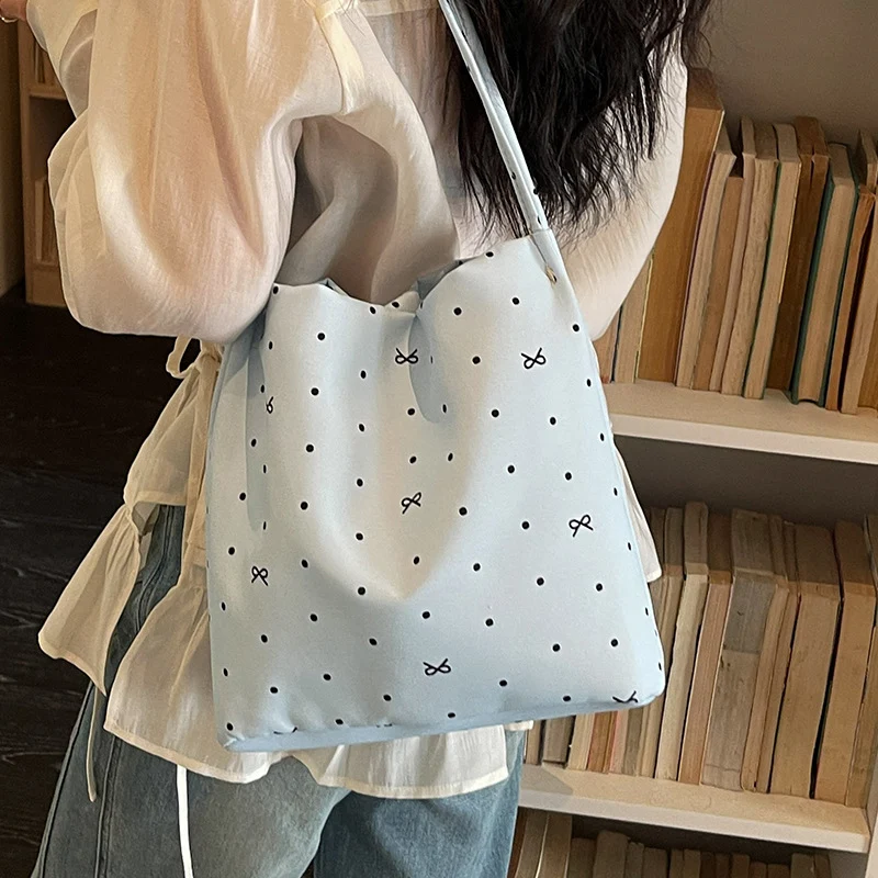 Lässige gepunktete Schultertasche