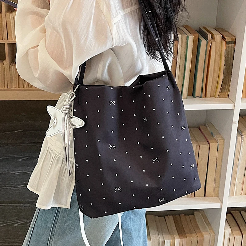 Lässige gepunktete Schultertasche