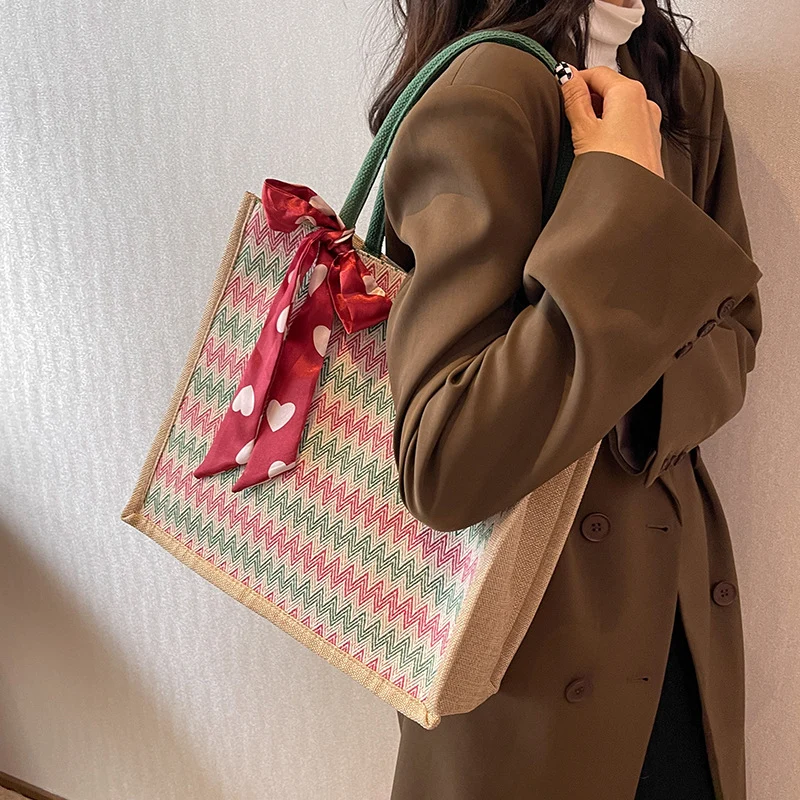 Texturierte Handtasche mit dekorativem Schal
