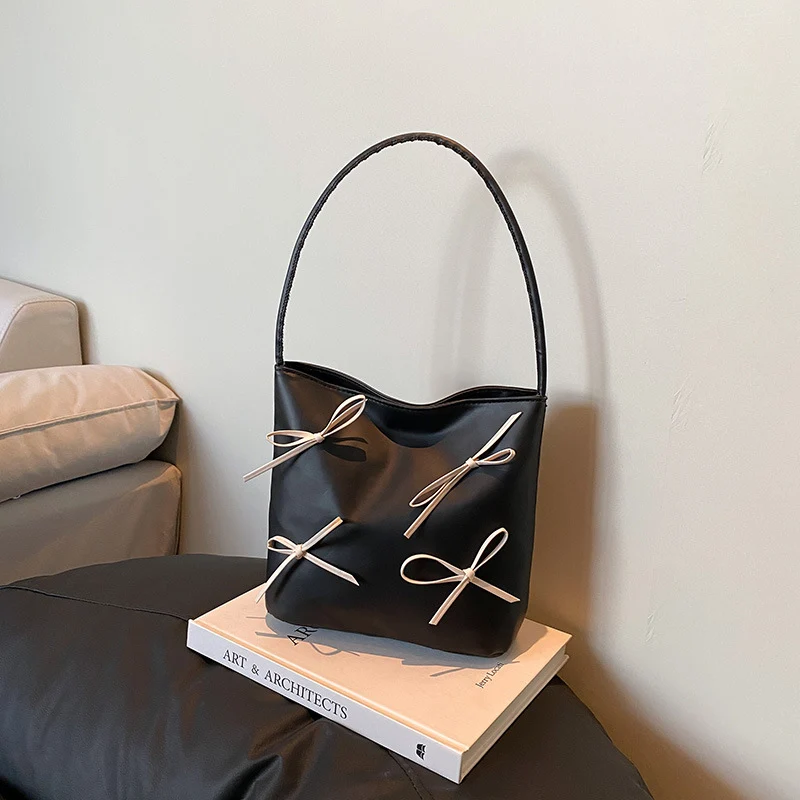Schultertasche mit Schleifenverzierung