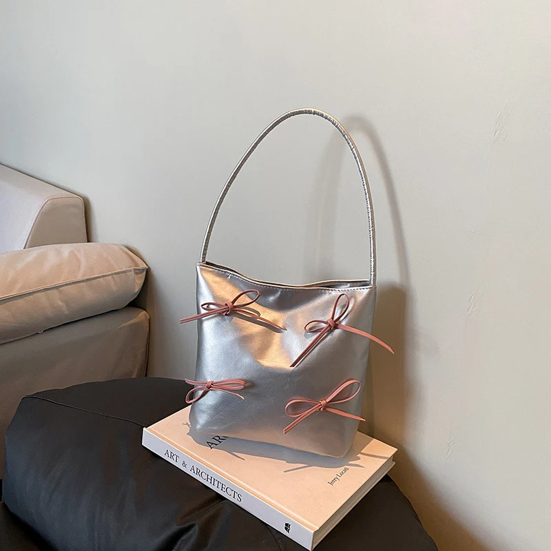 Schultertasche mit Schleifenverzierung