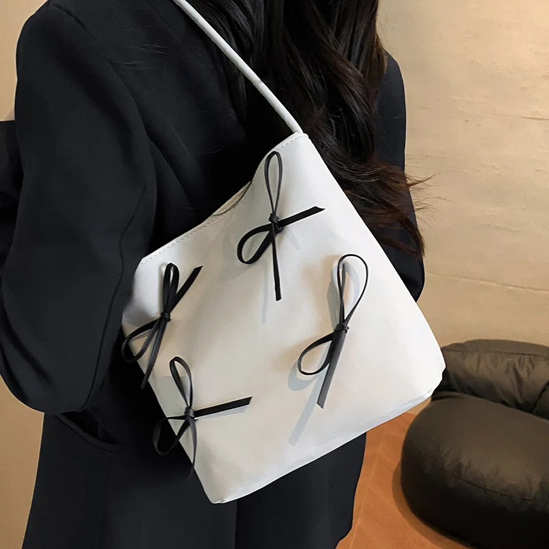 Schultertasche mit Schleifenverzierung