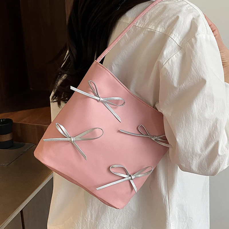 Schultertasche mit Schleifenverzierung