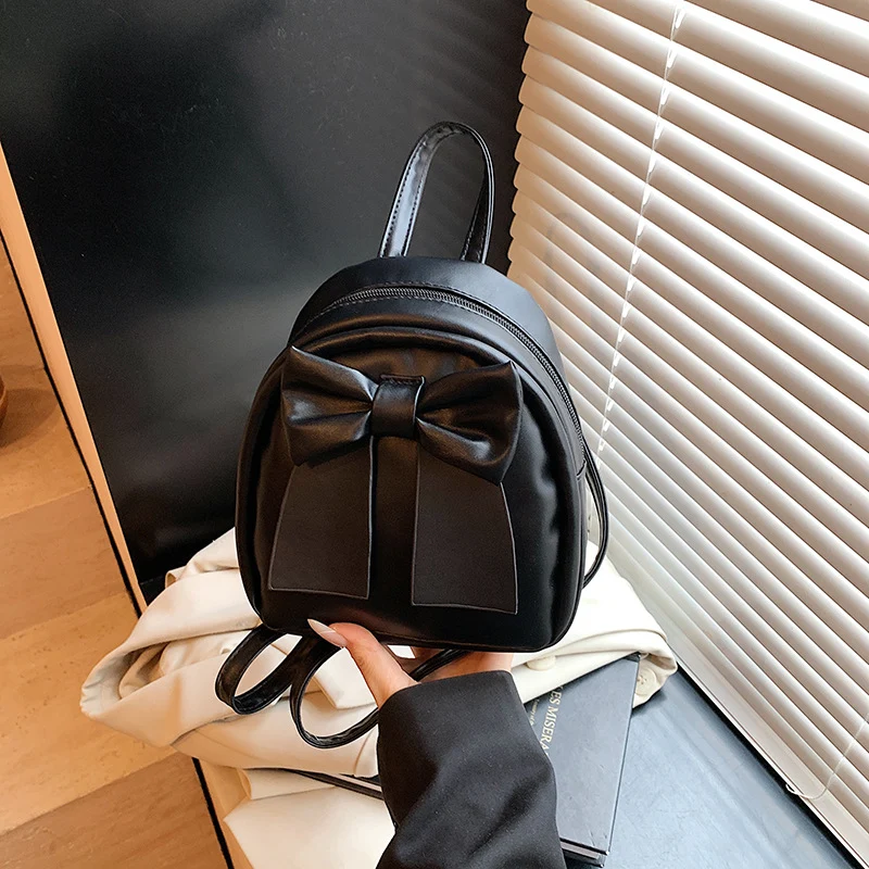 Bogenakzentierter Faux-Leder Mini-Rucksack