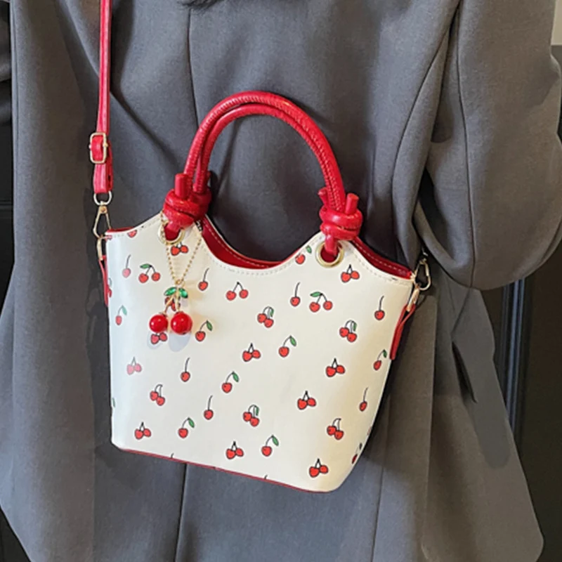 Kirschenmusterte Handtasche