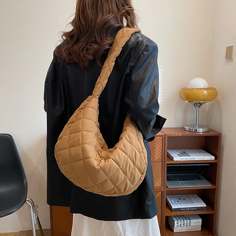 Gepolsterte Hobo-Schultertasche