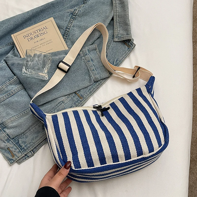 Lässige gestreifte Schultertasche