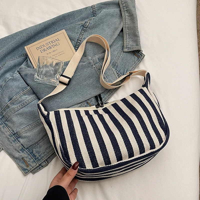 Lässige gestreifte Schultertasche