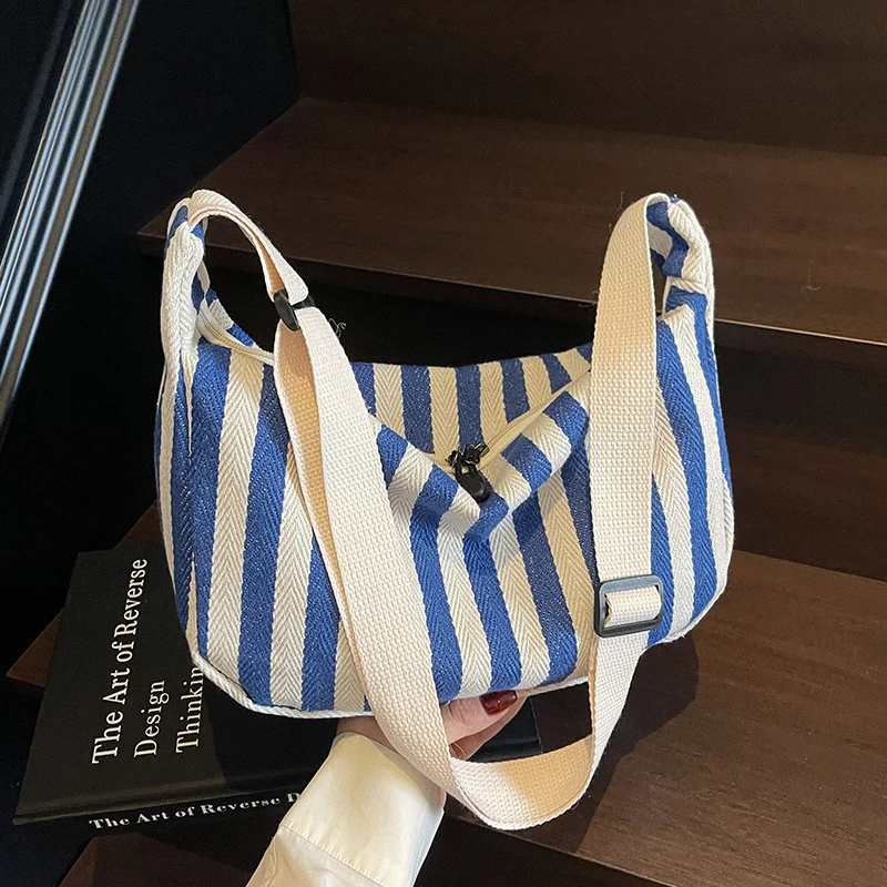 Lässige gestreifte Schultertasche