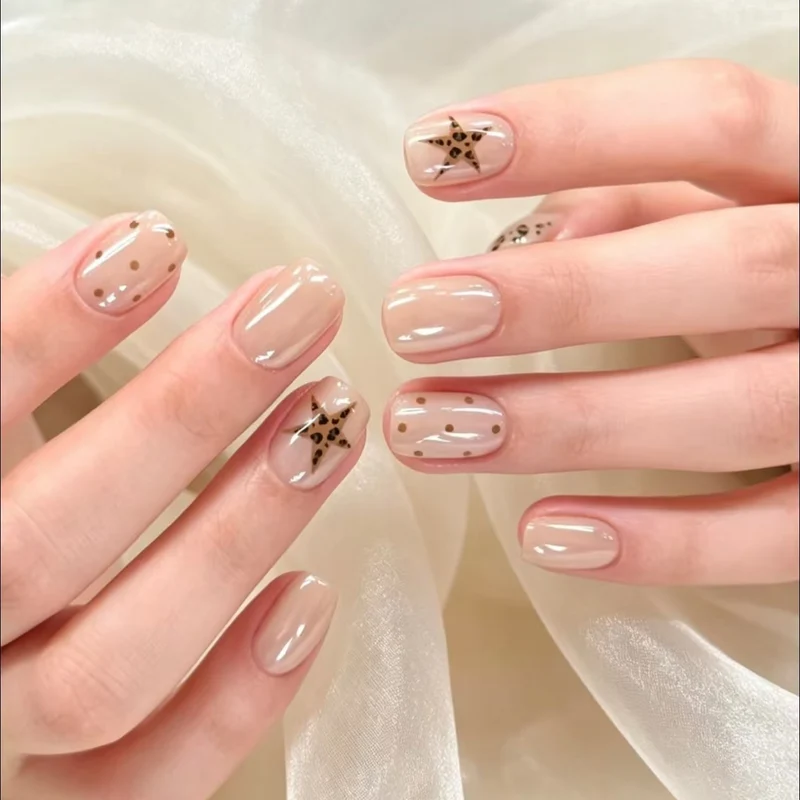 Künstlerische Nagelverlängerungen mit Sternelementen