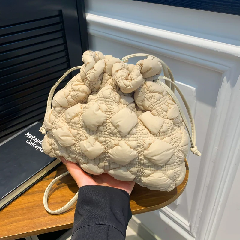 Gepolsterte Kordelzug-Handtasche