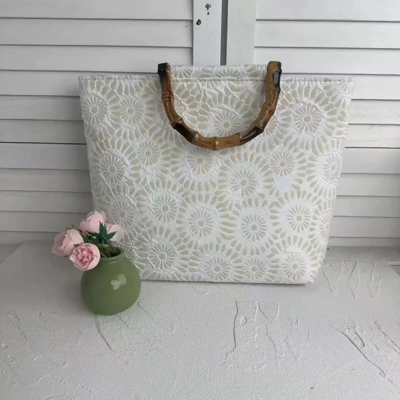 Exklusive und handgefertigte Strandtasche mit Bambusgriff Skanto