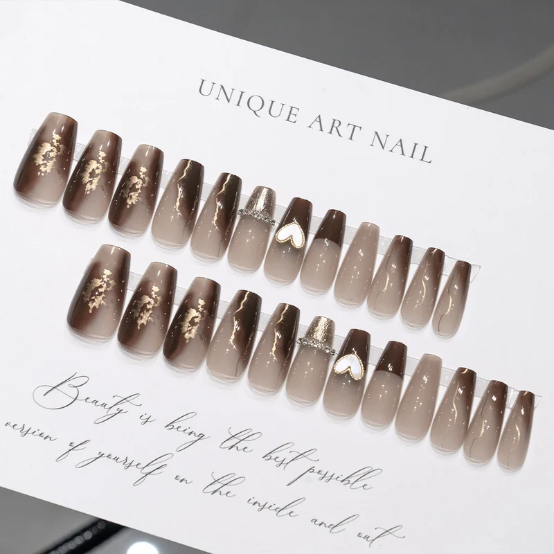 Elegantes Press-On-Nagelset mit Herz- und Strassakzenten
