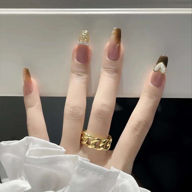 Elegantes Press-On-Nagelset mit Herz- und Strassakzenten