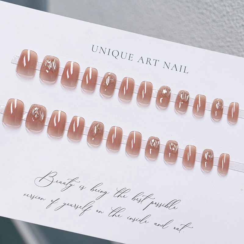 Elegantes Press-On-Nagelset mit Glitzerakzenten