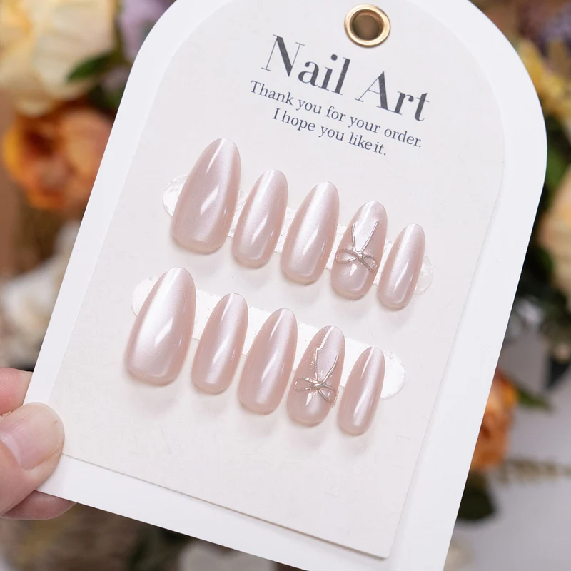 Elegantes Press-On-Nagelset mit dekorativen Akzenten