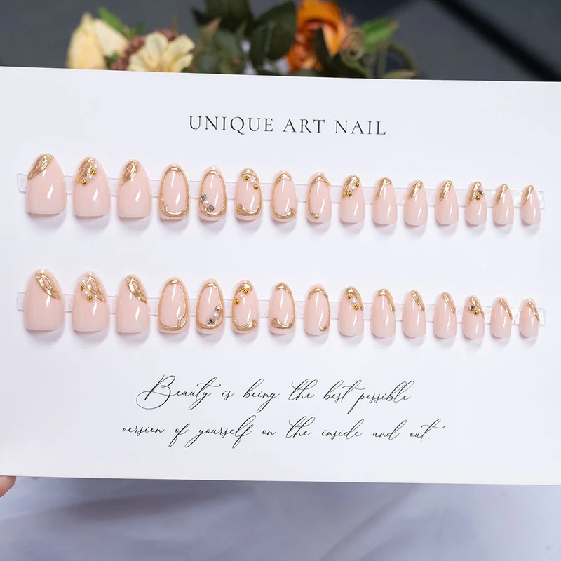 Elegante mit Perlen verzierte Nagelkunst