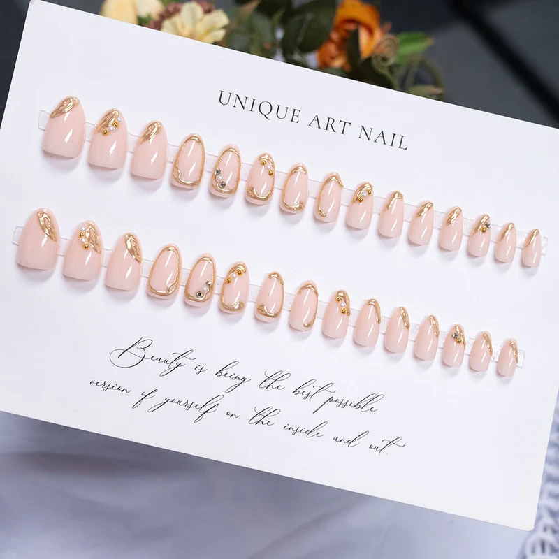 Elegante mit Perlen verzierte Nagelkunst