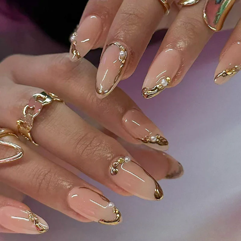 Elegante mit Perlen verzierte Nagelkunst