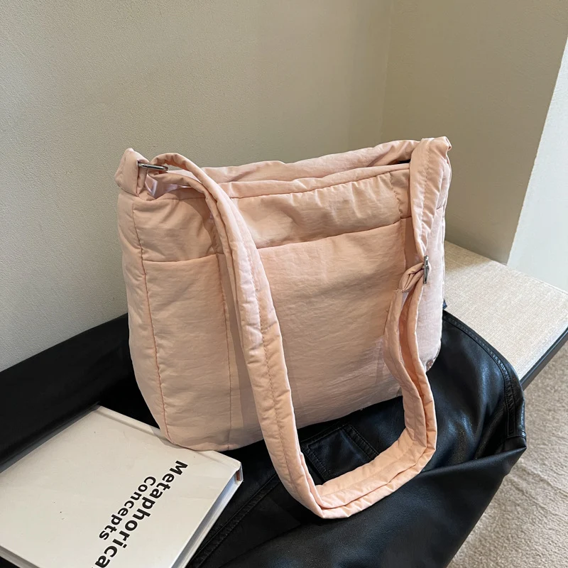 Leichte gestepfte Schultertasche
