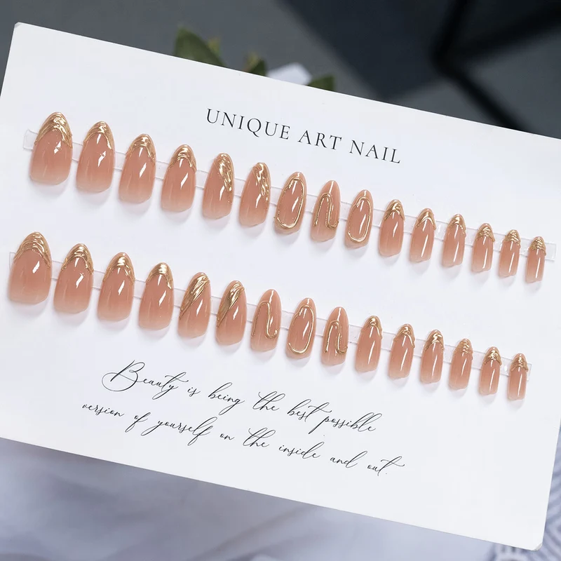 Elegante goldverzierte Stiletto-Press-on-Nägel