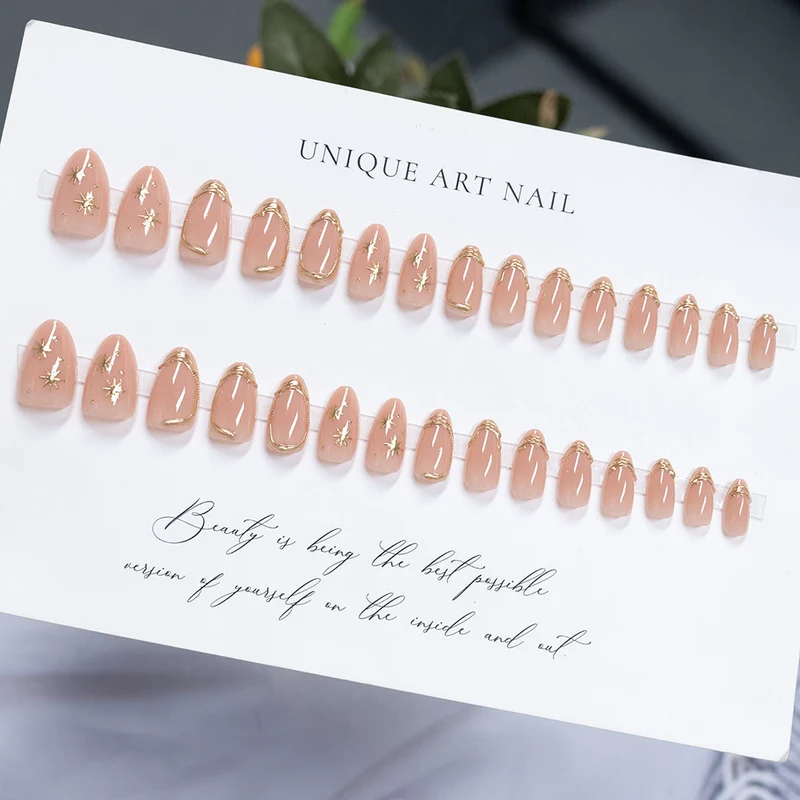 Elegante goldverzierte Press-On-Nagelkunst