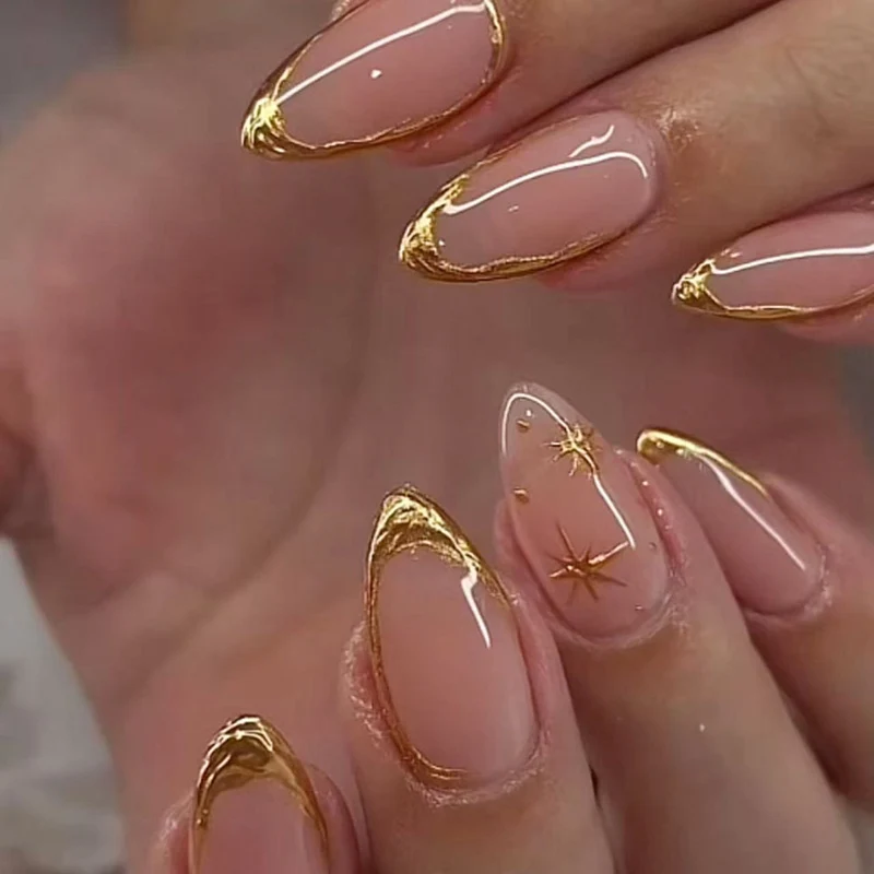 Elegante goldverzierte Press-On-Nagelkunst