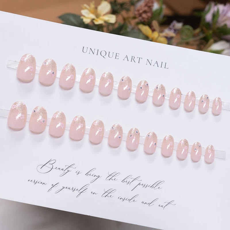 Elegante Nagelkunst mit Strasssteinen