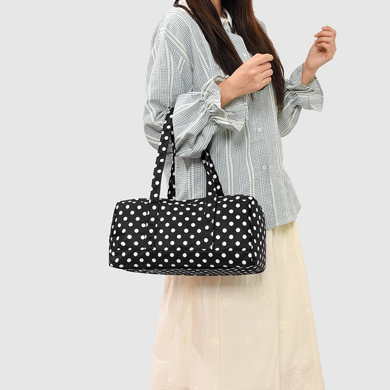 Funktionale gepunktete Wochenendreisetasche