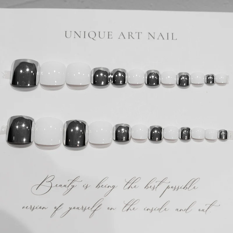 Elegante metallische Pediküre-Nagelkunst