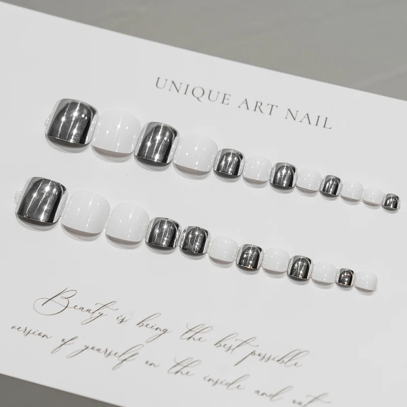 Elegante metallische Pediküre-Nagelkunst