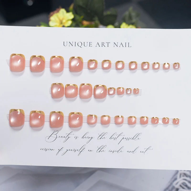 Elegante Glänzende Press-On Nagelset mit Goldakzenten