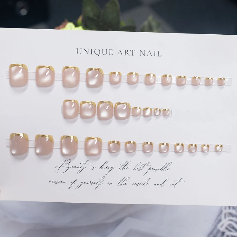 Elegante Glänzende Press-On Nagelset mit Goldakzenten