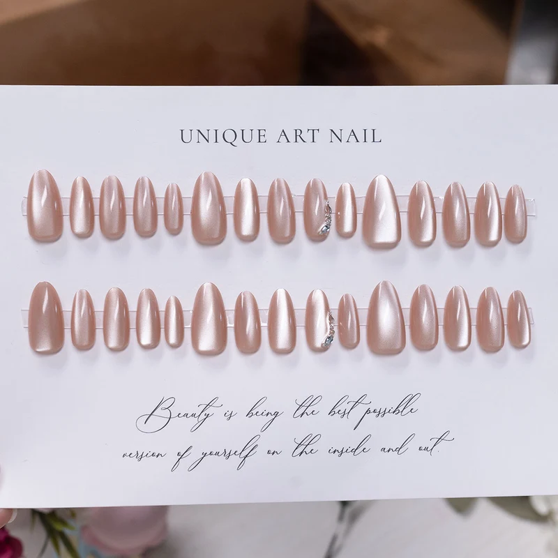 Elegante Press-On-Nagelverlängerungen mit Strassakzenten