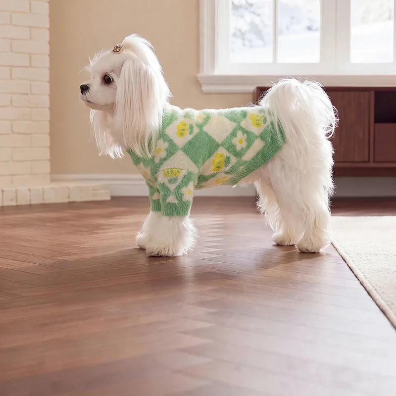 Dicke Strickjacke für Hunde mit Rautenmuster