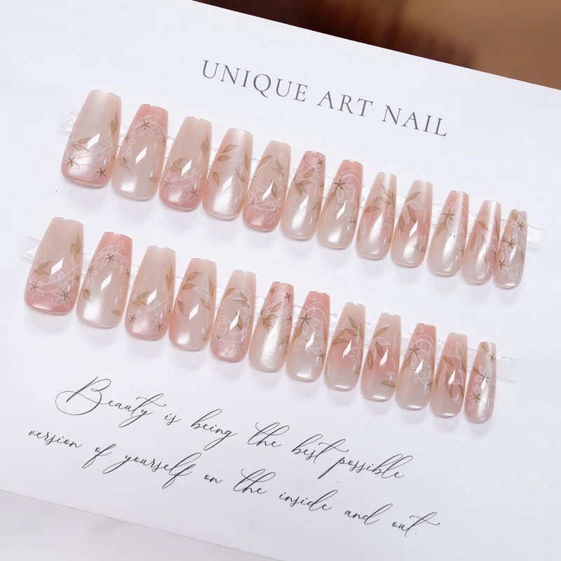 Elegante Press-On-Nagelkunst mit floralen Details