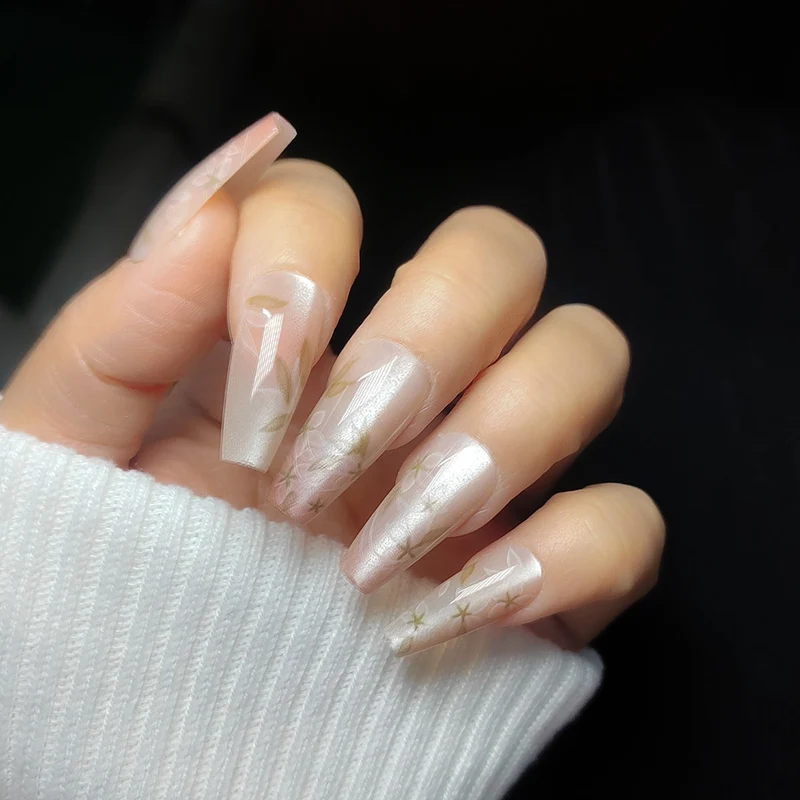 Elegante Press-On-Nagelkunst mit floralen Details
