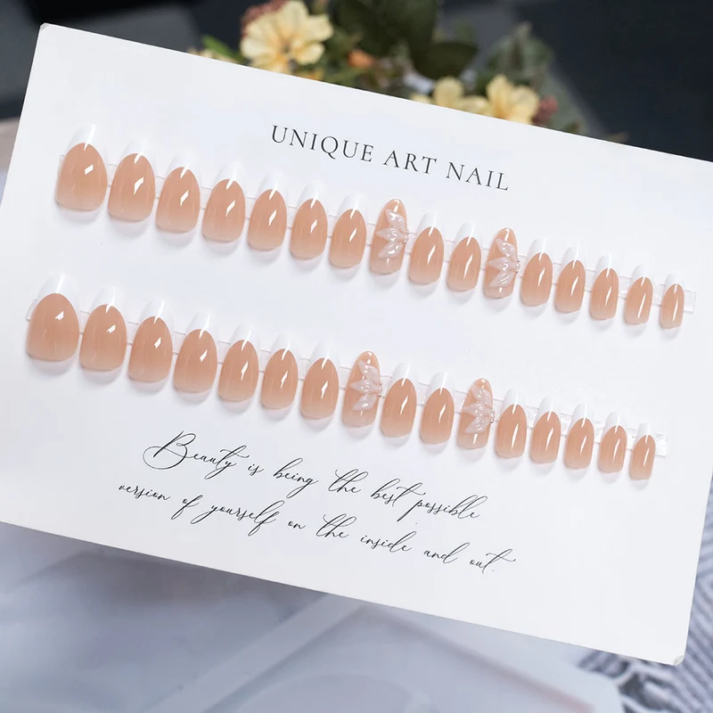 Elegante Press-On Nagelkunst mit floralen Akzenten