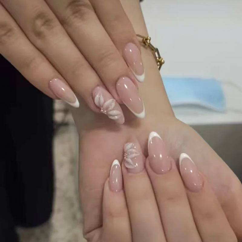 Elegante Press-On Nagelkunst mit floralen Akzenten
