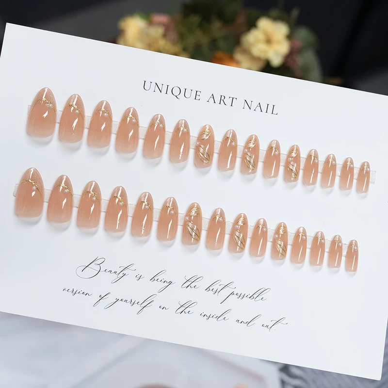 Elegante Französische Tipp Press-On Nägel mit goldenen Akzenten