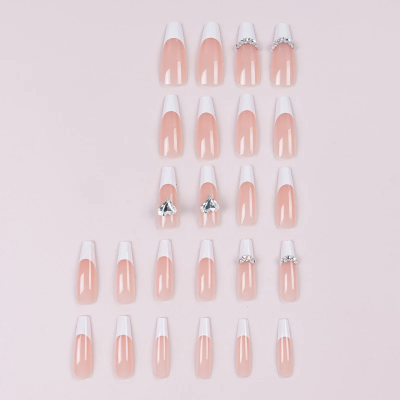 Dekorative Stiletto Press-On Nägel mit Strass-Akzenten