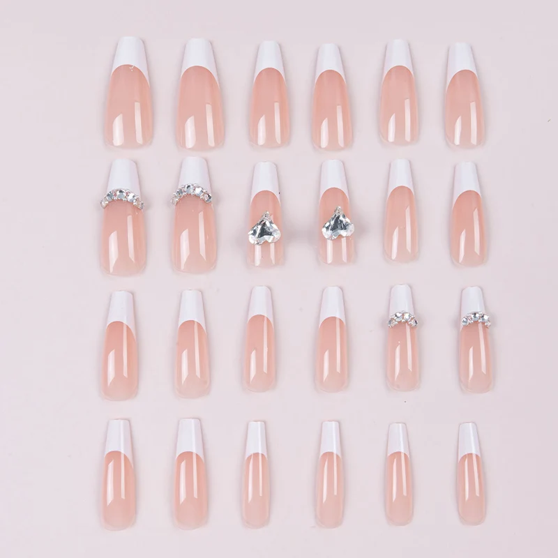 Dekorative Stiletto Press-On Nägel mit Strass-Akzenten