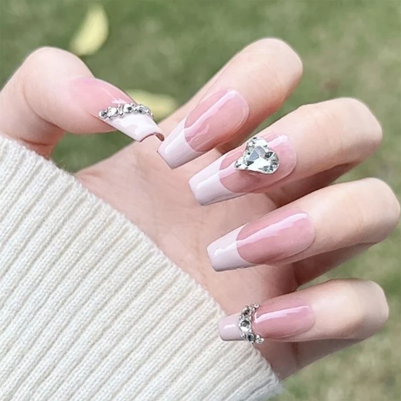 Dekorative Stiletto Press-On Nägel mit Strass-Akzenten