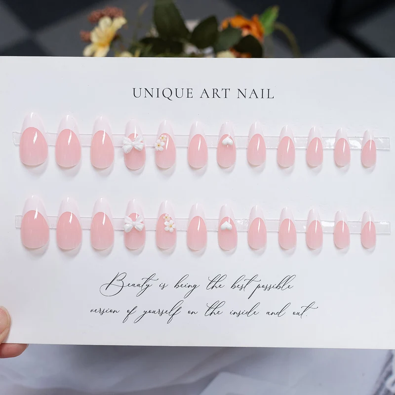 Dekorative Stiletto Press-On Nägel mit floralen Akzenten