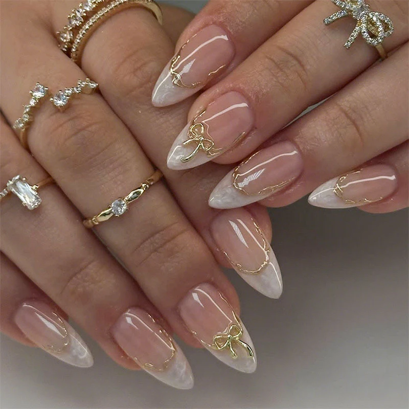 Dekorative Stiletto Aufklebenägel mit eleganten goldenen Akzenten