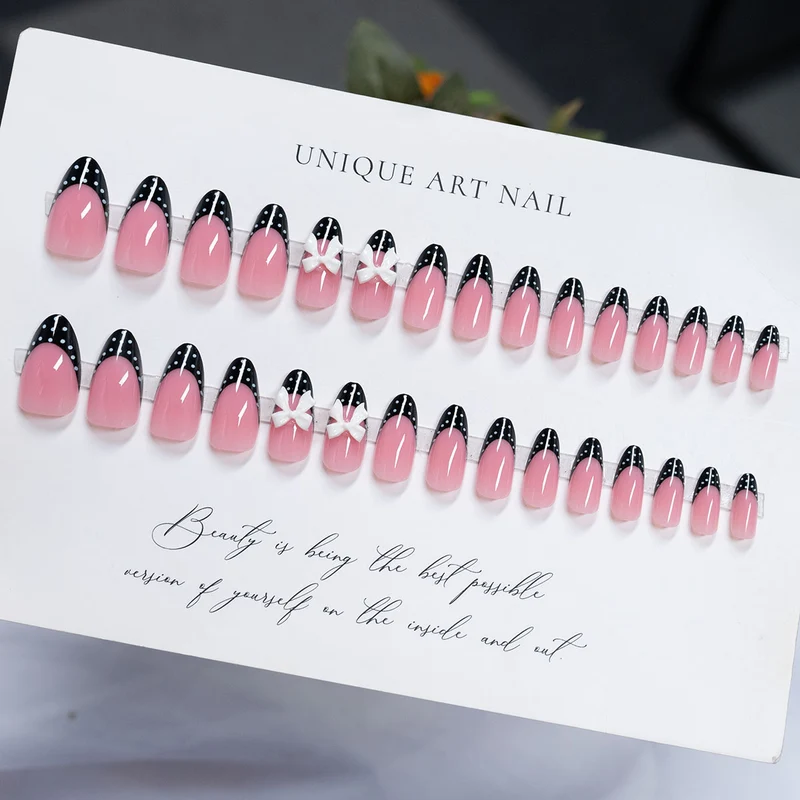 Dekorative Stiletto Press-On Nagelkunst mit Schleife und Punktmuster-Design