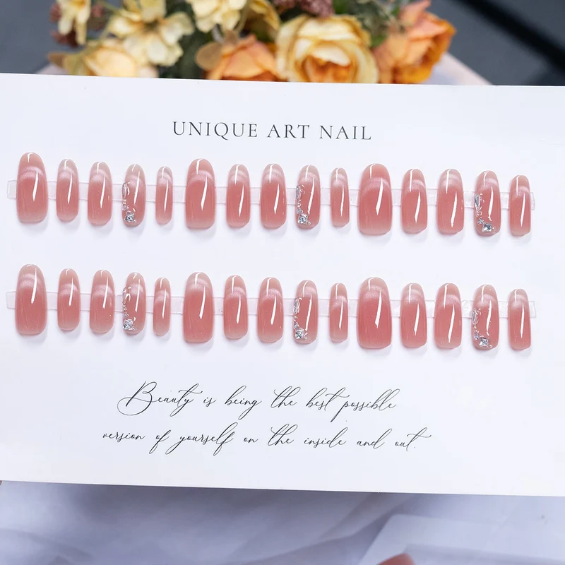 Elegantes mit Kristallen verziertes Press-On-Nagelkunst-Set