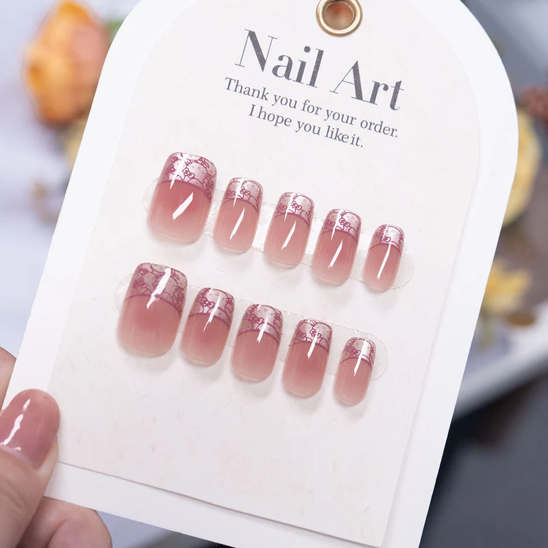Elegantes Set von French Tip Press-On Nägel