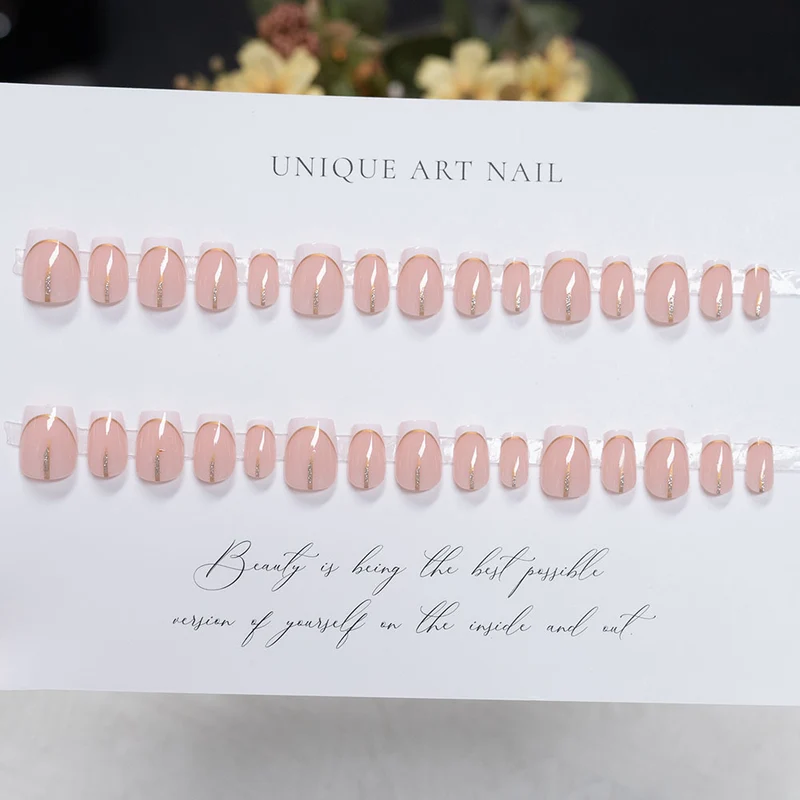 Elegante Französische Tip Acryl Press-On Nägel mit Goldakzent