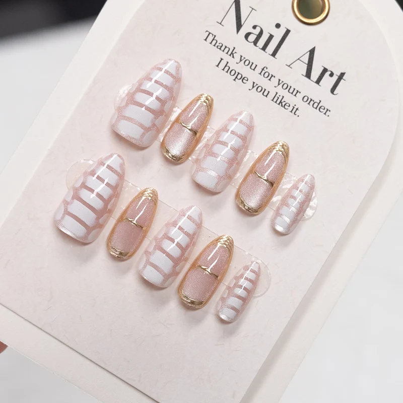 Elegantes Press-On Nagelkunstset mit goldenen Akzenten